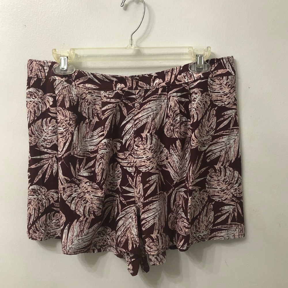 Abound Pleated front Shorts women’s size large foliage print burgundy